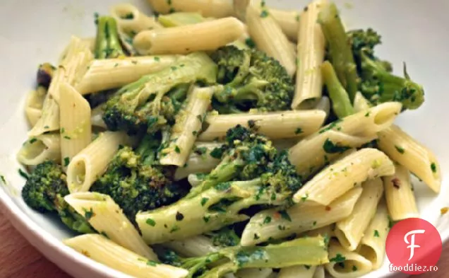 Penne de Diane Rossen Worthington cu Broccoli prăjiți și Gremolata de fistic