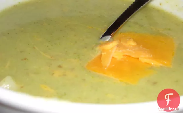 Supă de Cheddar de cartofi cu Broccoli și conopidă