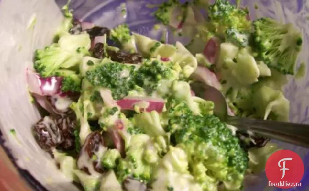 Salată De Broccoli Proaspătă (Asta Înseamnă Crudă) 