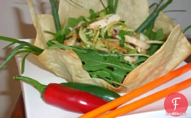 Salată de pui thailandeză într-un castron de primăvară