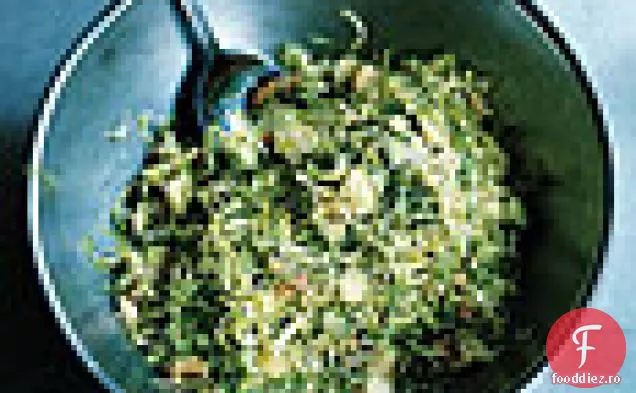 Salată de varză de Bruxelles rasă cu nuci proaspete și Pecorino