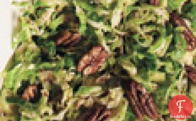 Salată de varză de Bruxelles cu sos de muștar și nuci pecan glazurate cu arțar
