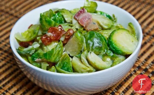 Varză de Bruxelles și slănină acoperite cu Gorgonzola topită