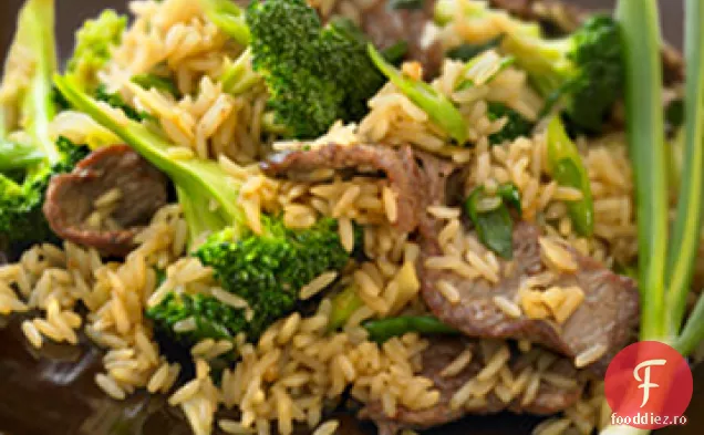 Carne de vită și Broccoli se amestecă cu orez brun integral