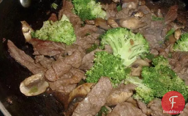 Se amestecă carnea de vită cu usturoi prăjit cu Broccoli