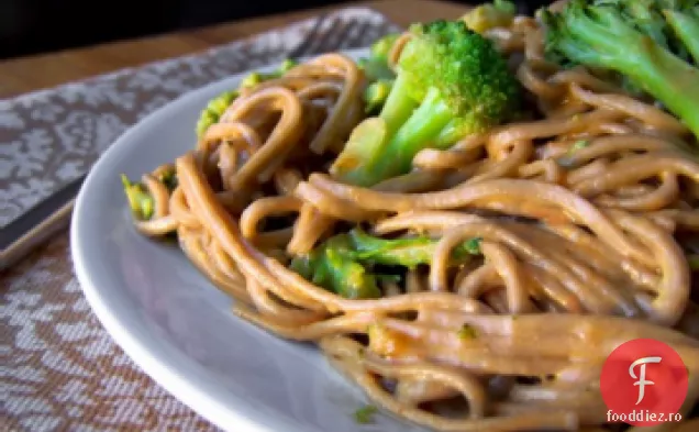 Fidea cu Broccoli și sos de arahide (Vegan și fără Gluten)
