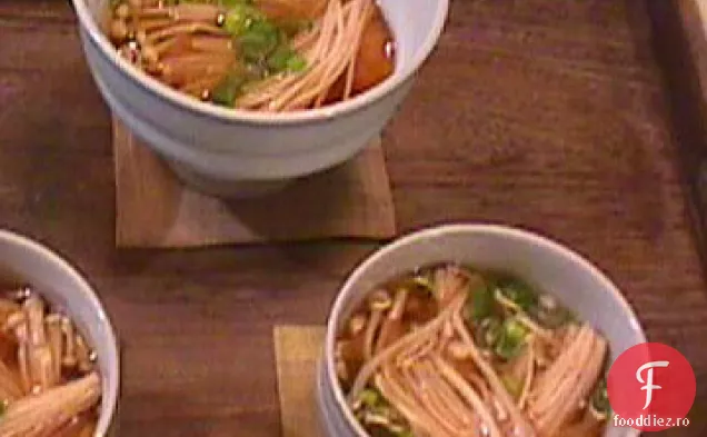 Bulion de pui cu ciuperci Shiitake și Broccoli