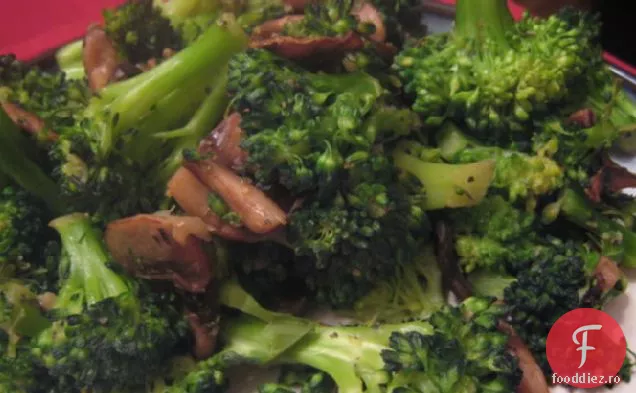 Broccoli și ciuperci cu usturoi