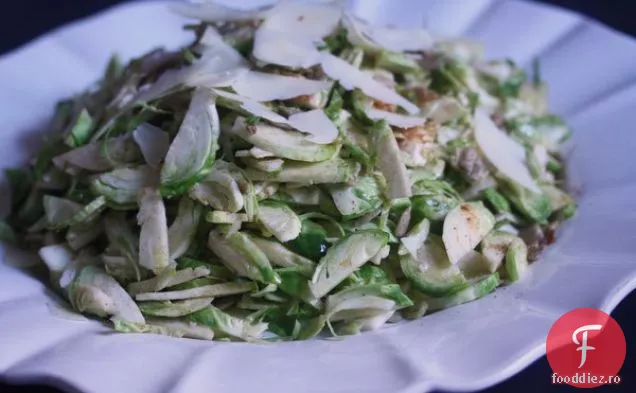 Salată De Varză De Bruxelles Rasă Cu Migdale, Manchego Și Piment