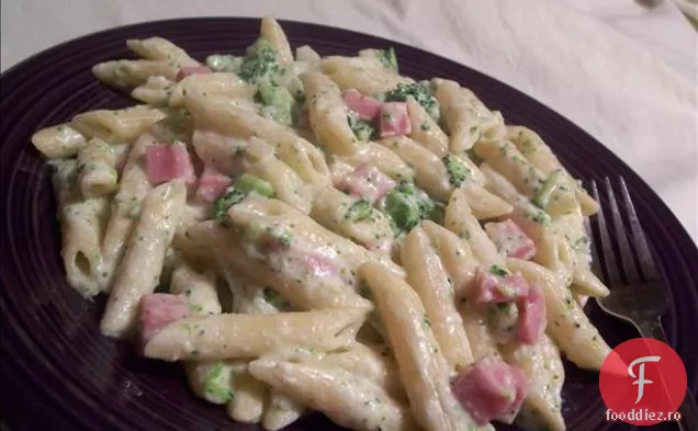 Șuncă și penne Alfredo cu Broccoli