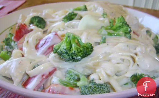 Alfredo Fettuccine cu pui și Broccoli