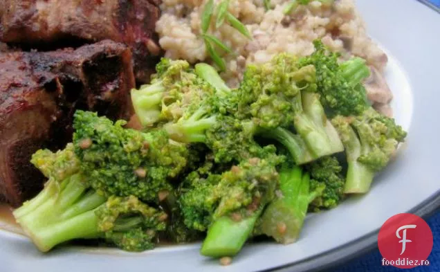 Broccoli Asiatic Cu Unt De Arahide