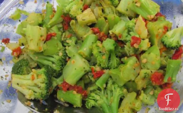 Broccoli cu roșii uscate la soare și usturoi prăjit