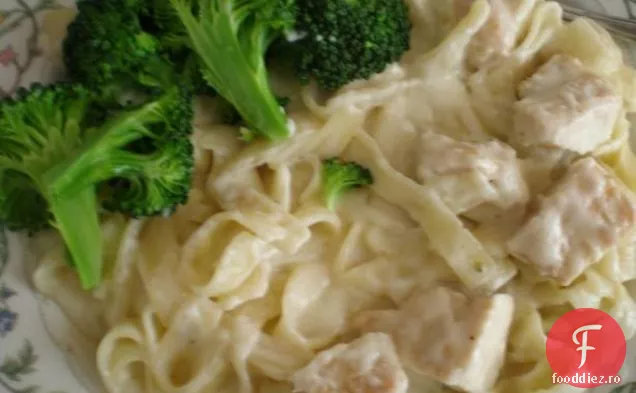 Penne cu pui și Broccoli în sos de cremă Gorgonzola