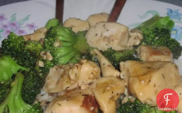 Pui cu Broccoli și sos de usturoi (5 puncte)