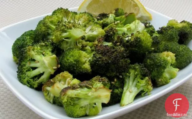 Se amestecă puiul și Broccoli cu arahide