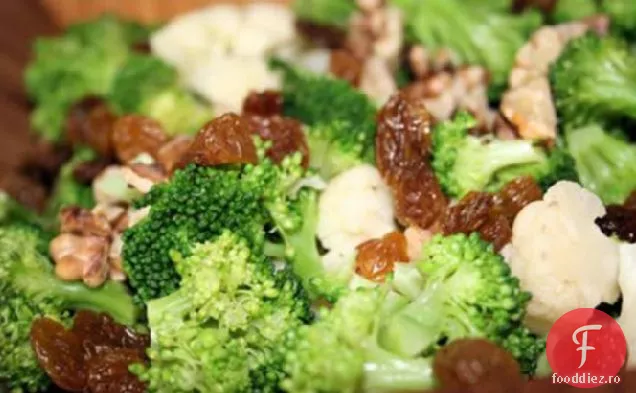 Salată De Conopidă Cu Stafide De Broccoli