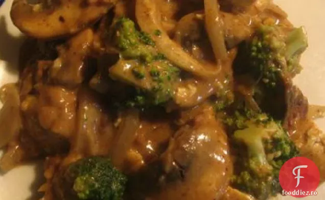 Tofu și Broccoli cu sos de arahide