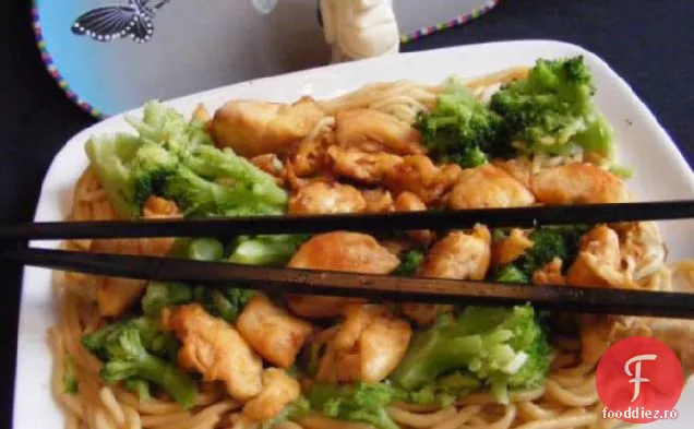 Taitei asiatici cu pui si Scallions