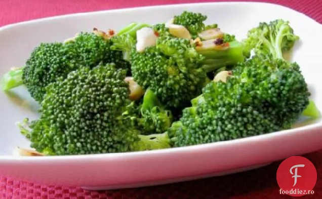 Broccoli cu fulgi de ardei roșu și chipsuri de usturoi