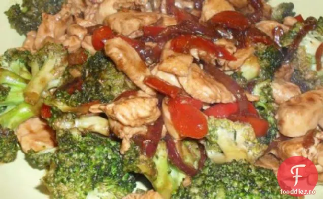 Se amestecă puiul și Broccoli