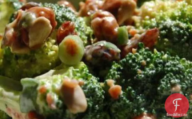 Salată De Broccoli Cu Nuci De Bere