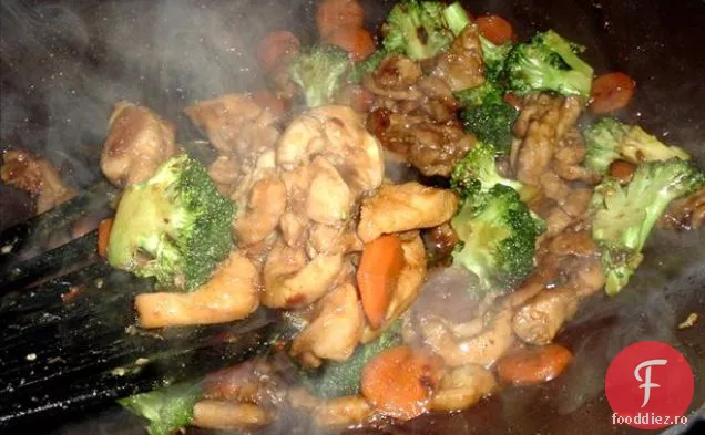 Carne de vită și Broccoli cu tăiței Ramen