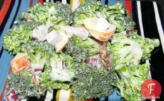 Salată proaspătă de Broccoli și mere