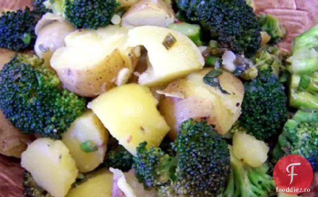 Salată fierbinte de cartofi și Broccoli