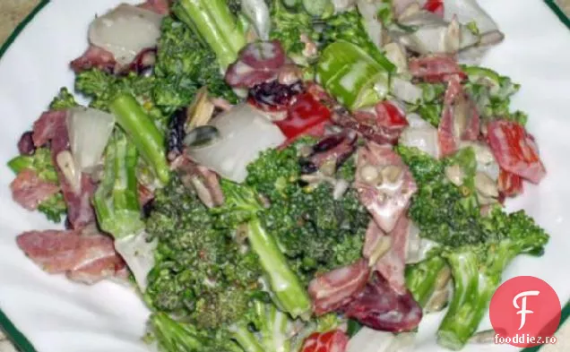 Salată De Broccoli Cu Sos De Salată De Varză