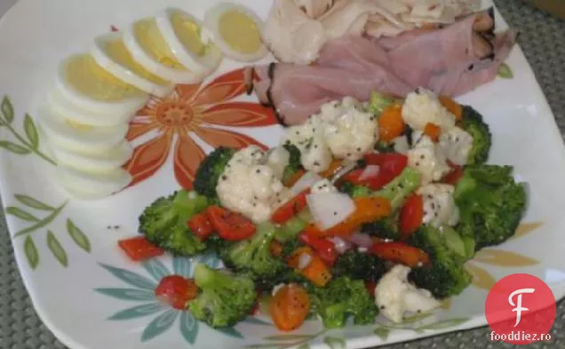 Salată de conopidă și Broccoli cu sos de semințe de Mac