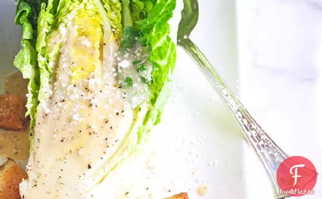 Salată Mică Bijuterie Cu Pansament Caesar De Casă