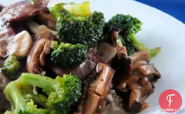Se Amestecă Broccoli Prăjit Cu Carne De Vită