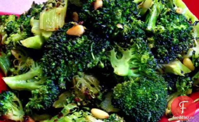 Broccoli prăjit cu usturoi, ardei Chipotle și nuci de pin