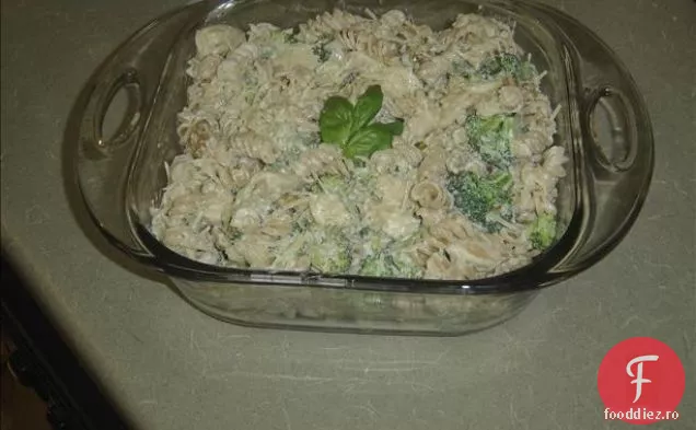 Pui și Broccoli Pesto Paste Toss