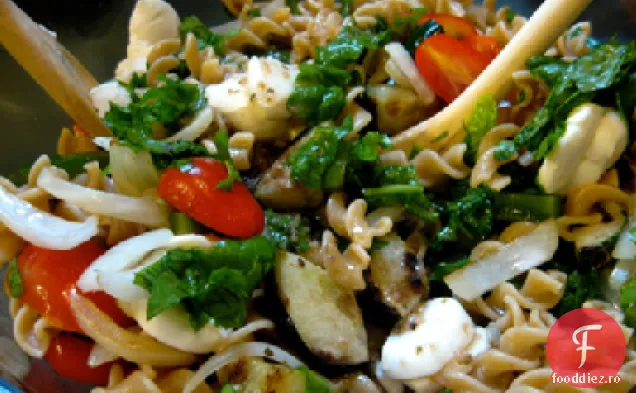 Salată de paste cu Mozzarella, roșii uscate la soare și măsline