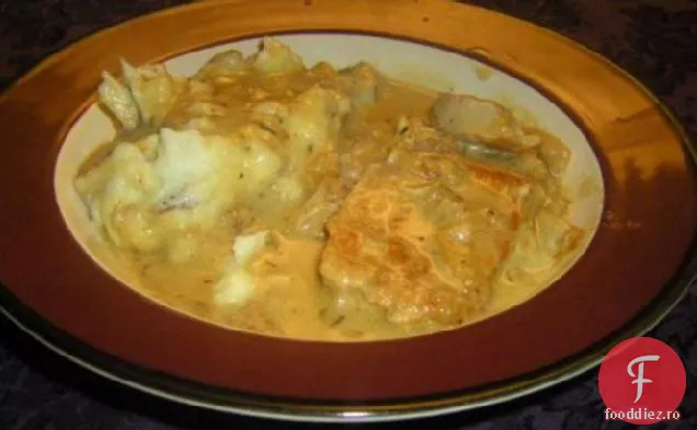 Cotlet cremos de porc Dijon cu mere și ceapă