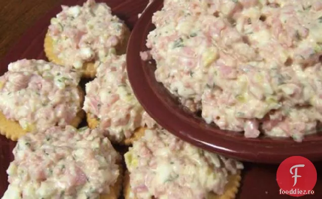 Curățați salata de șuncă din frigider