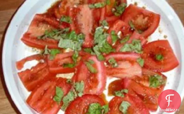 Salată de roșii feliată cu capere și busuioc