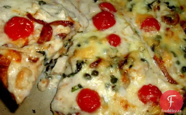 Pizza albă cu ceapă caramelizată și pui