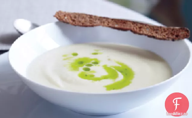 Supă de conopidă cu ulei de arpagic și crostini de secară