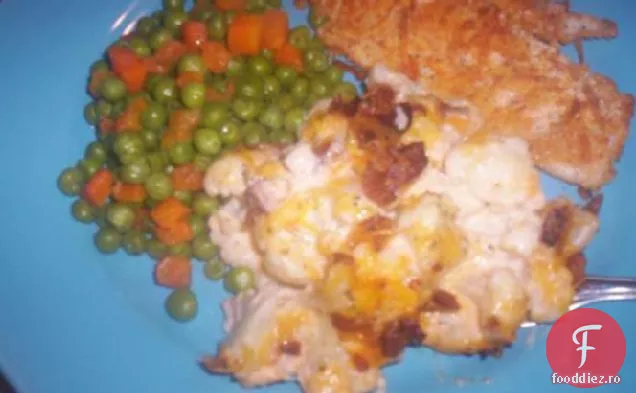 Caserola cremoasă de conopidă cu slănină și Cheddar