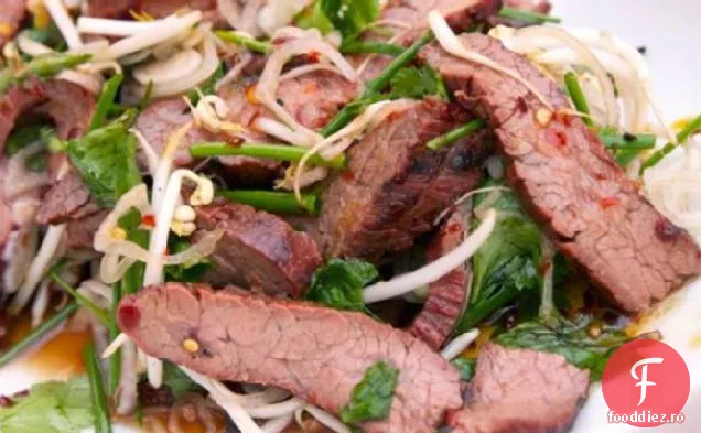 Friptură de flanc marinată în stil thailandez și salată de ierburi