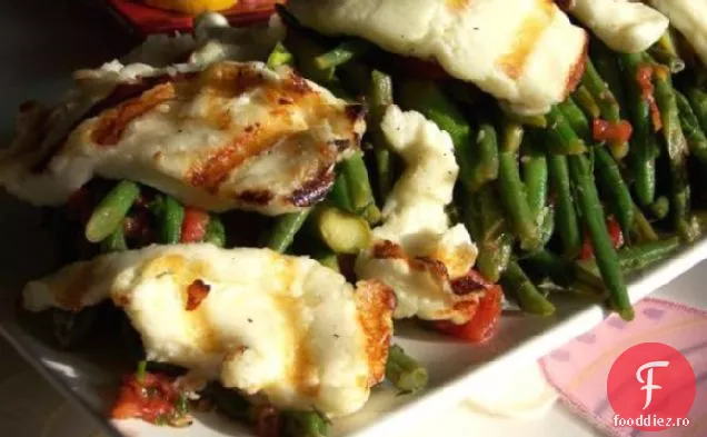 Salată Halloumi prăjită, fasole, roșii și sparanghel