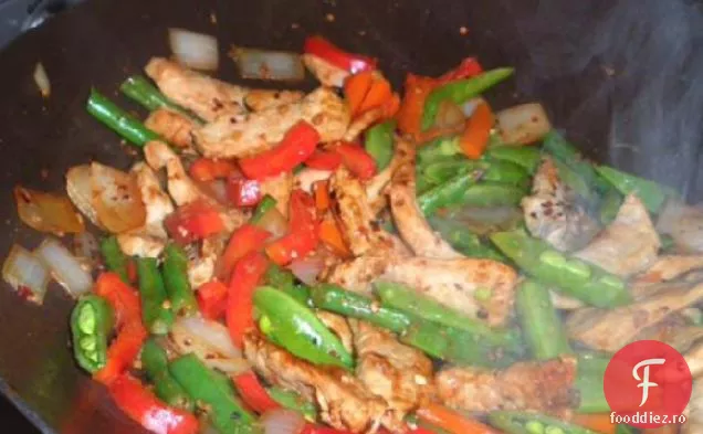 Carne de porc și fasole verde Se amestecă cu arahide