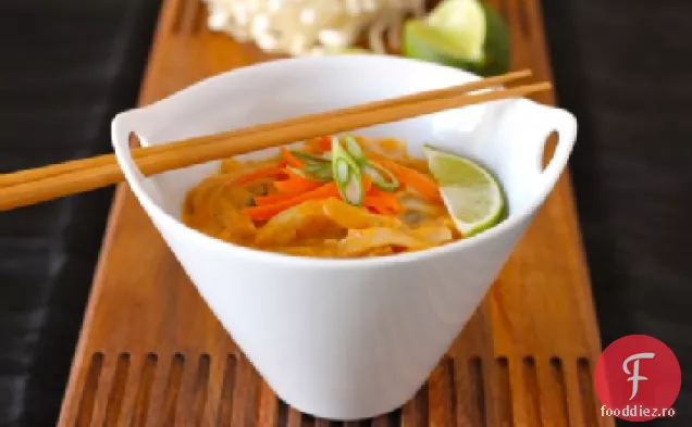 Curry roșu, lapte de cocos și supă thailandeză cu tăiței de orez