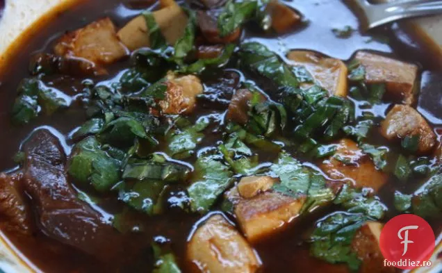 Supă de ciuperci fierbinte și acră (Tom Yum Het)