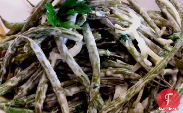 Salată de fasole verde cu un pansament cremos de tarhon