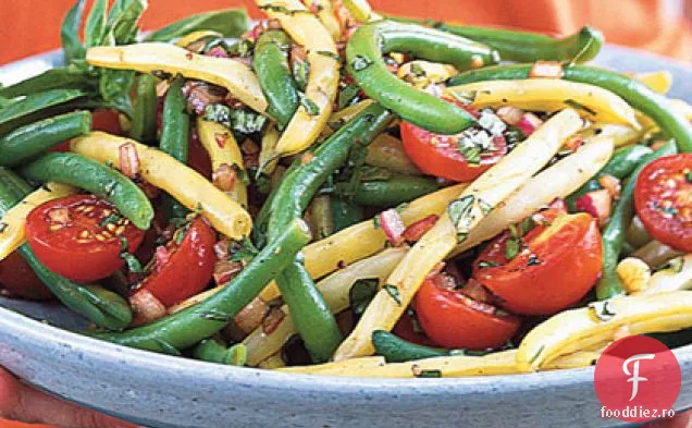 Salată mixtă de fasole-roșii Cherry cu vinetă de busuioc