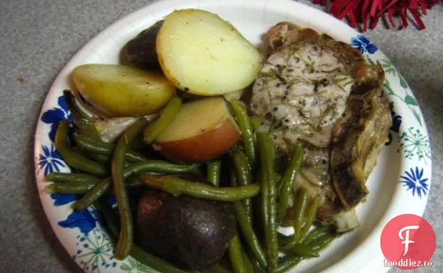 Carne de porc rozmarin cu cartofi și fasole verde